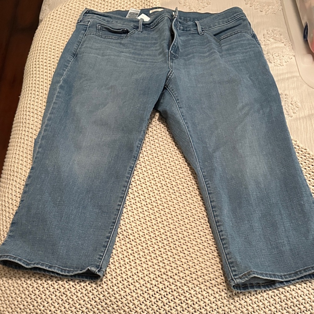 Stylish Light Blue Women's Cropped Jeans